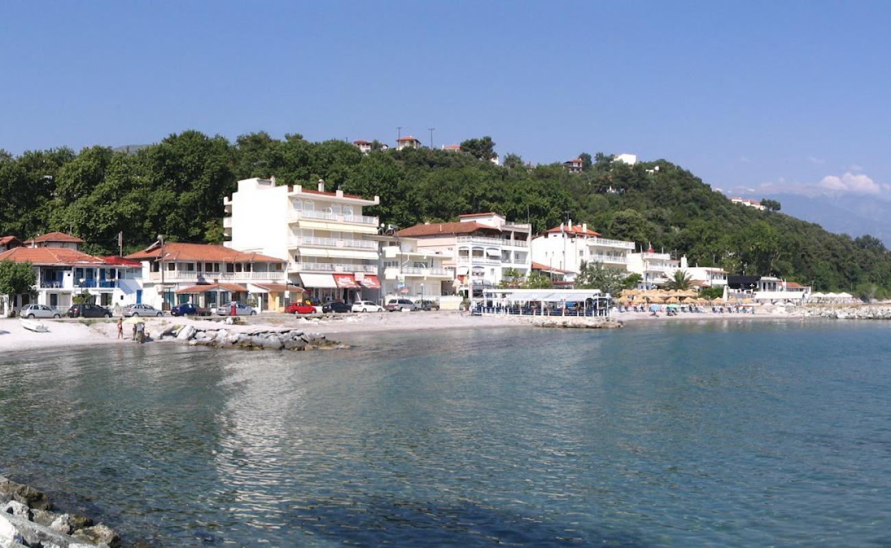 Foto de Platamon beach II con arena gris y guijarros superficie