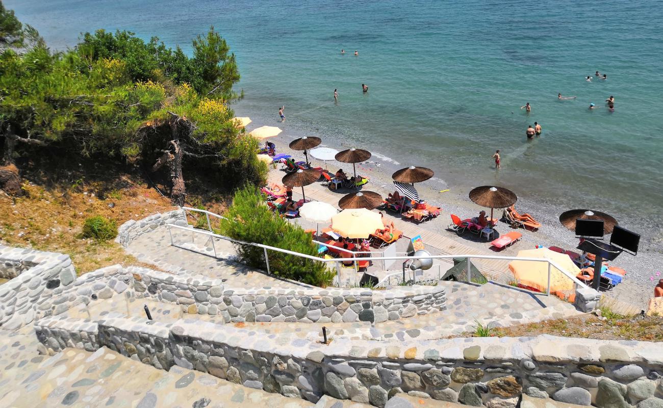 Foto de Akrotiri beach con guijarro gris superficie