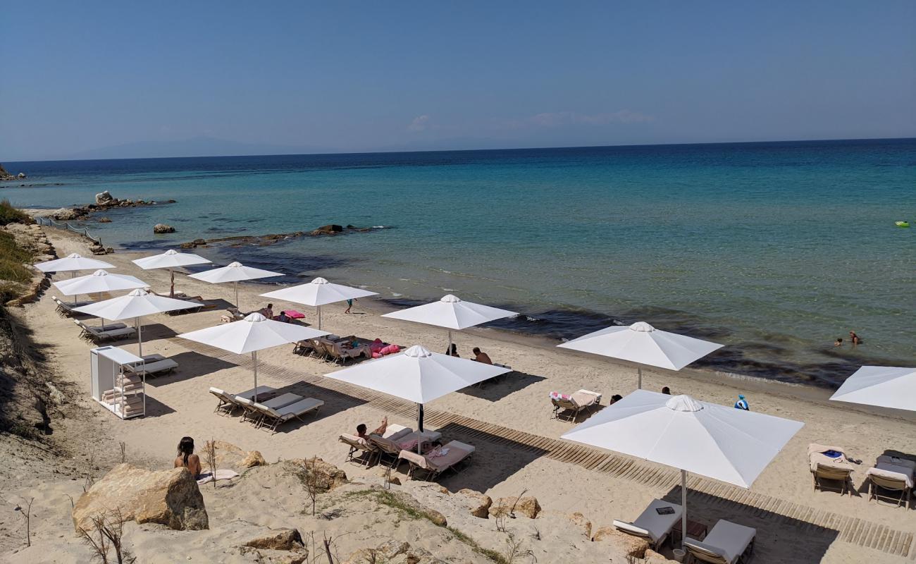 Foto de Playa Sani con arena fina blanca superficie