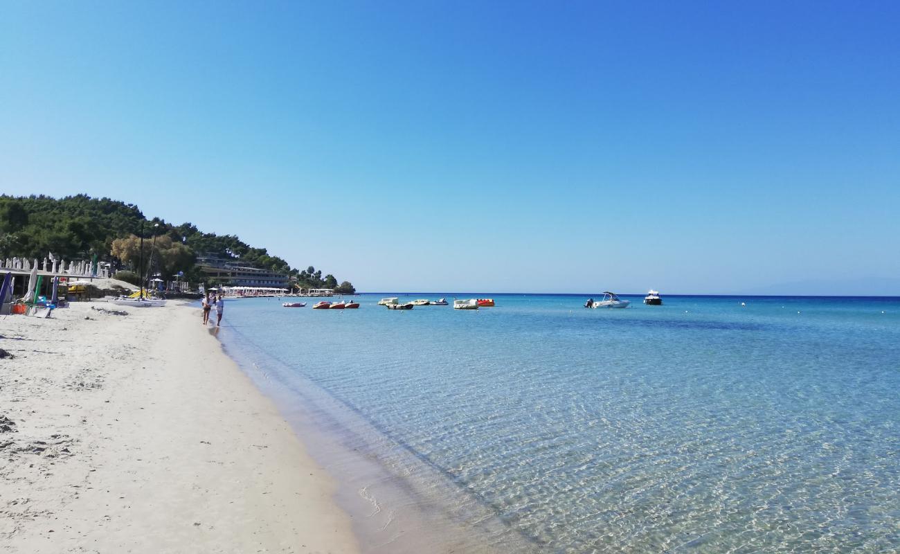 Foto de Sani playa III con arena fina blanca superficie