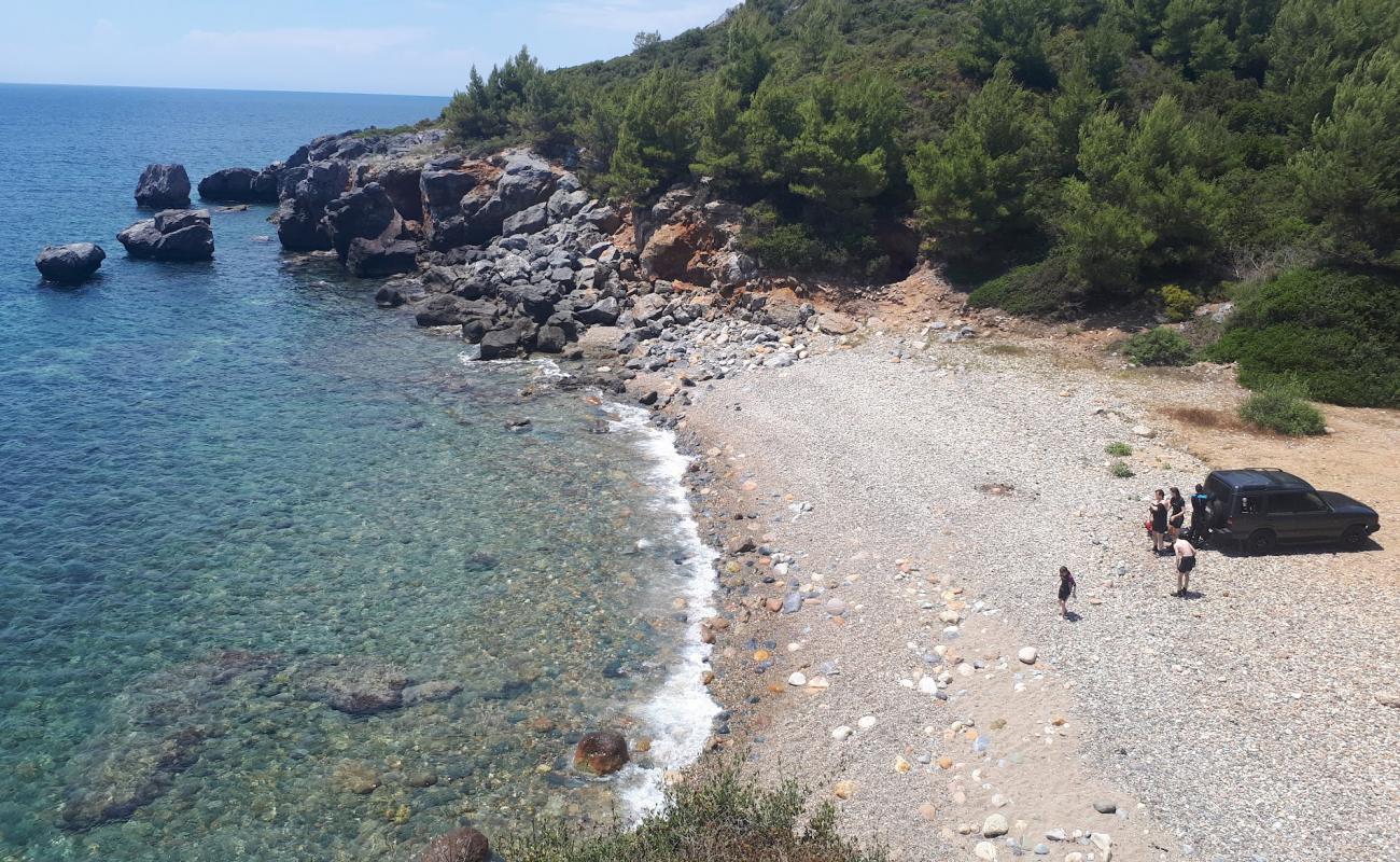 Foto de Ani beach con arena brillante y rocas superficie