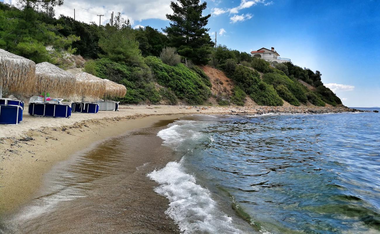 Foto de Gerakini beach II con arena brillante superficie