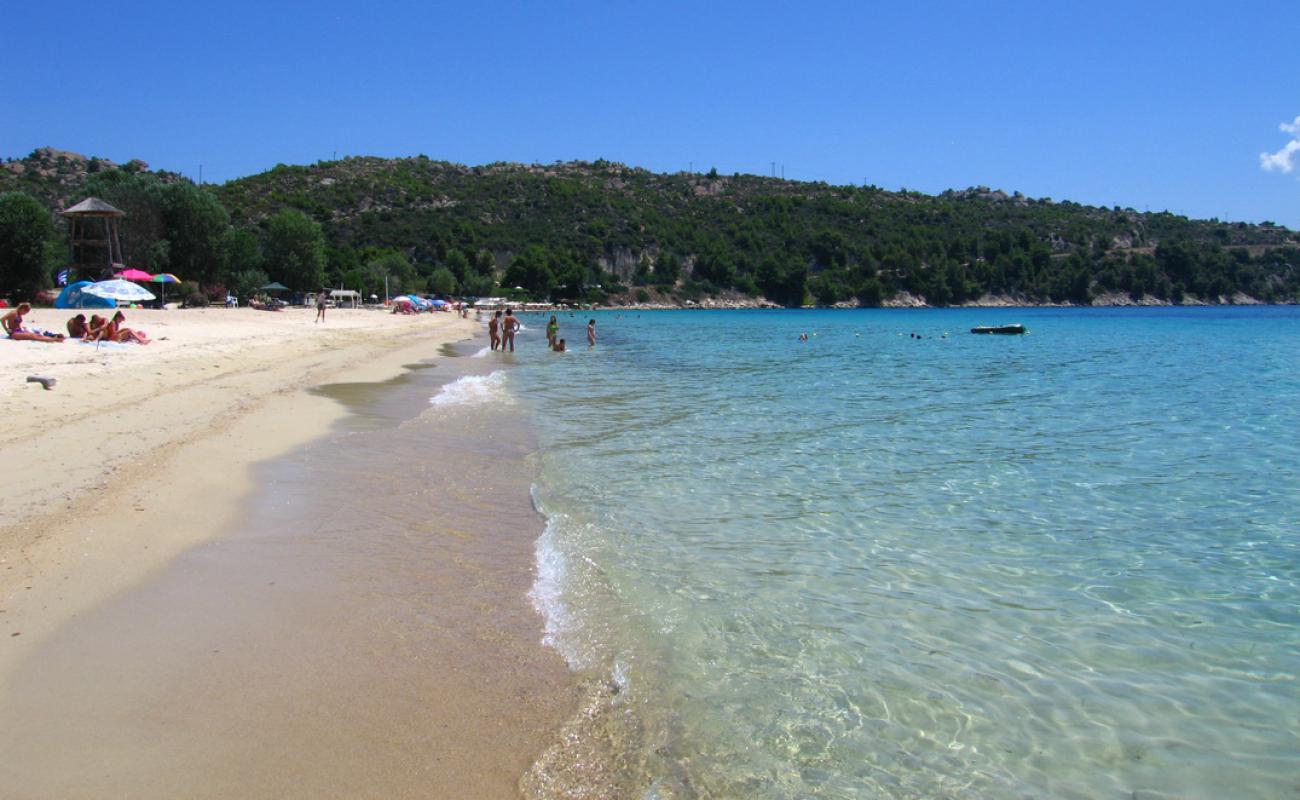 Foto de Playa de Agios Ioannis con brillante arena fina superficie