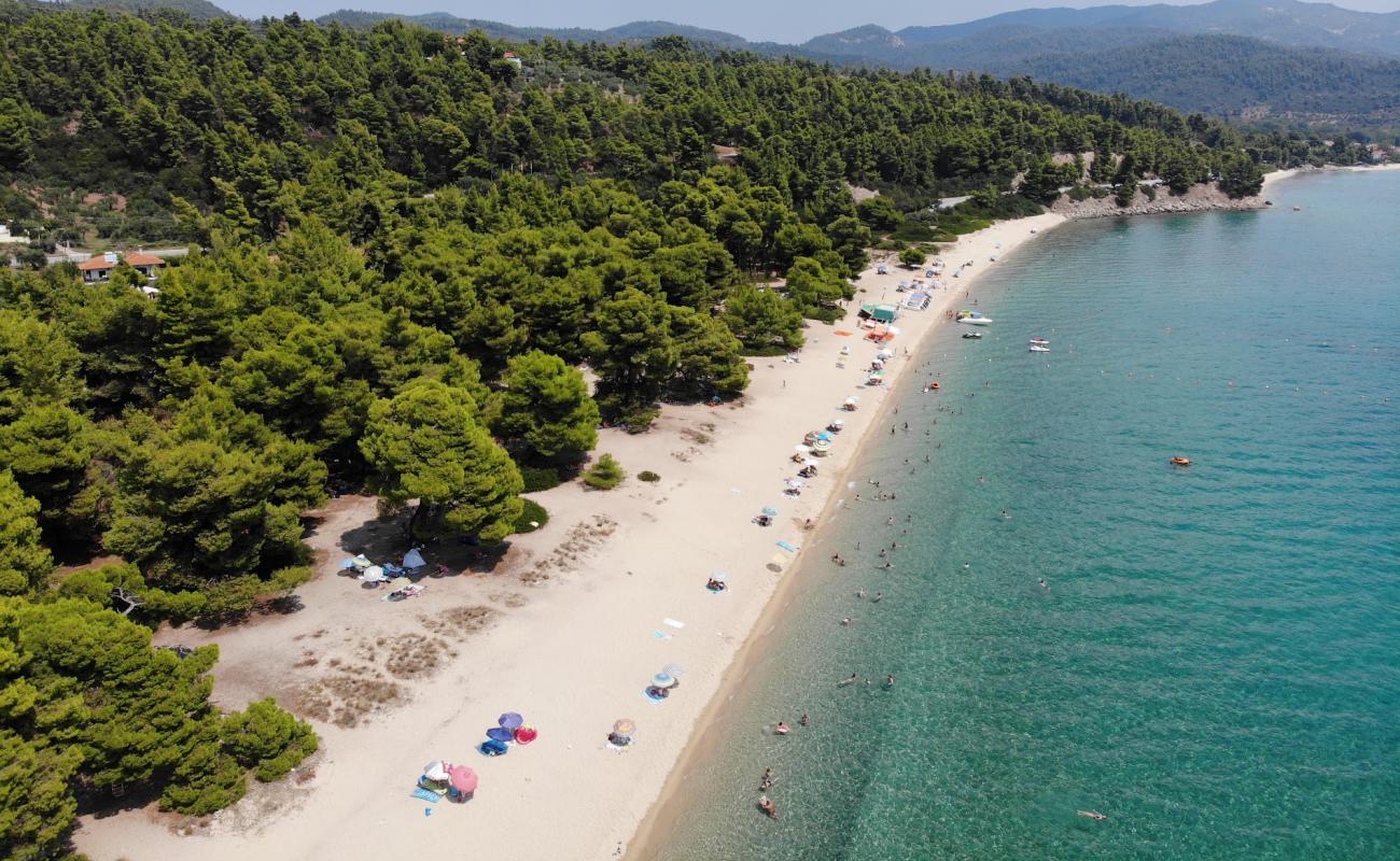 Foto de Lagomandra beach II con brillante arena fina superficie