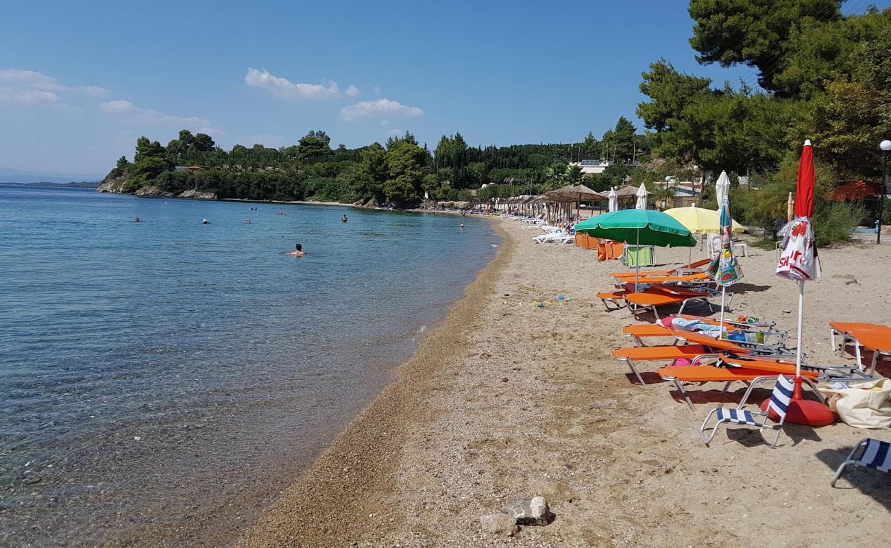 Foto de Paralia Paradisos con arena brillante superficie