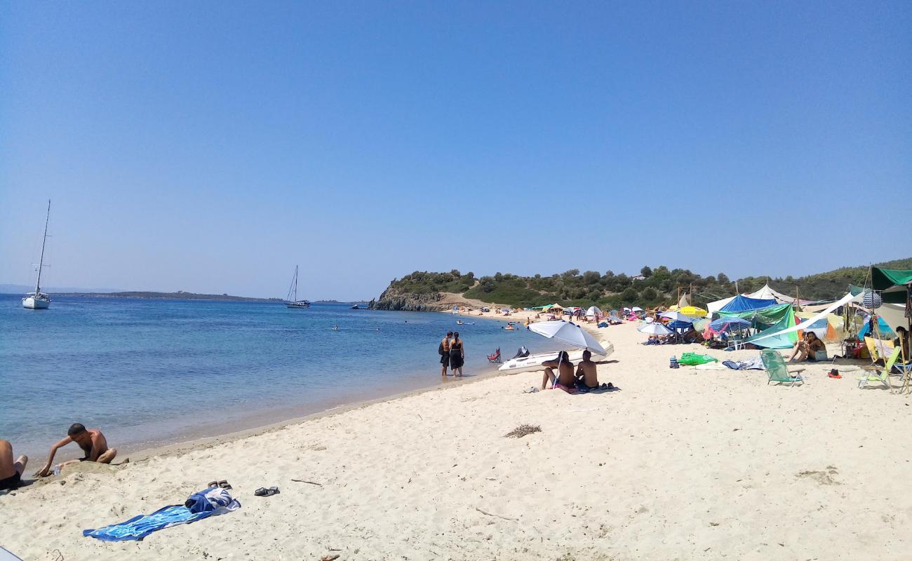 Foto de Azapiko beach V con arena oscura superficie