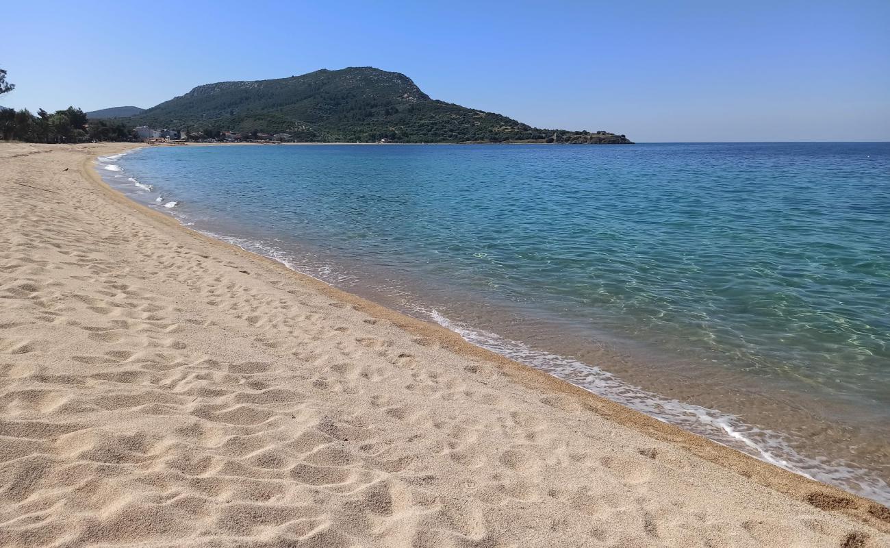 Foto de Paralia Toronis con brillante arena fina superficie