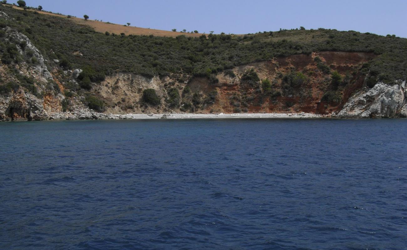 Foto de Marathias beach II con arena brillante y rocas superficie