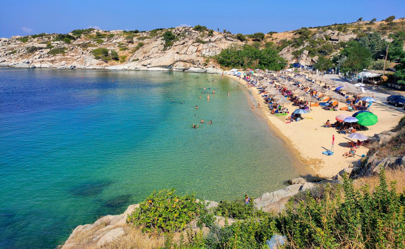 Foto de Tourkolimnionas beach con brillante arena fina superficie