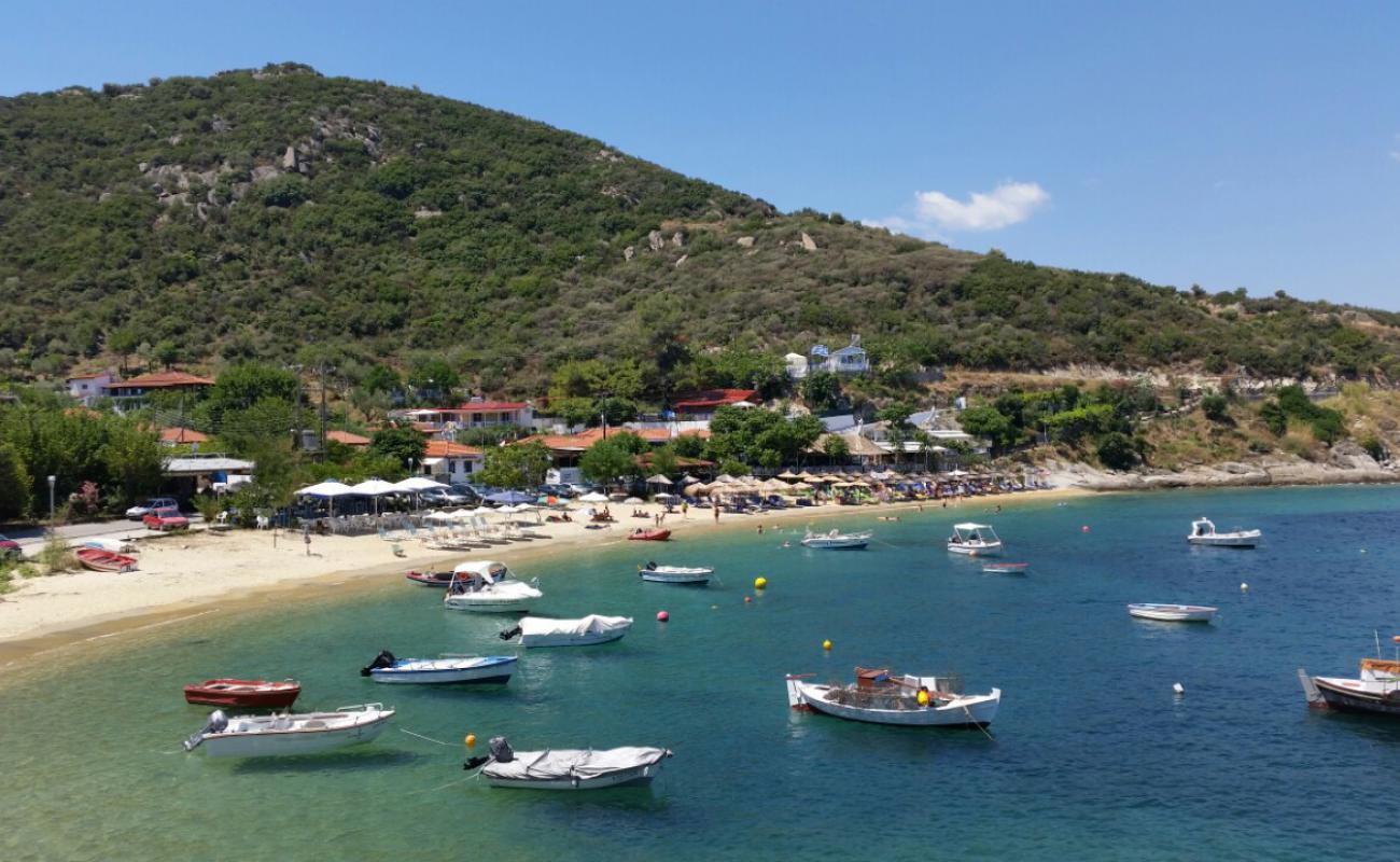 Foto de Pigadakia Beach con brillante arena fina superficie