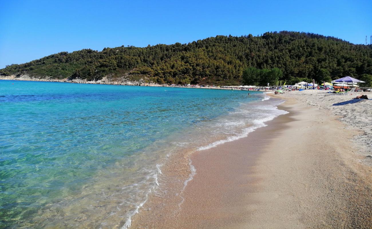 Foto de Platanitsi Beach con arena brillante superficie