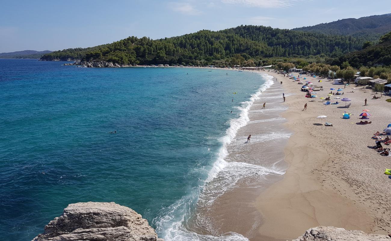 Foto de Paralia Armenistis con brillante arena fina superficie