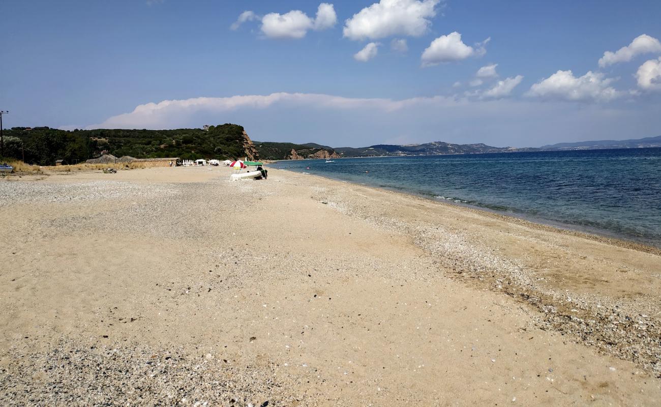 Foto de Paralia Pirgos con arena fina y guijarros superficie