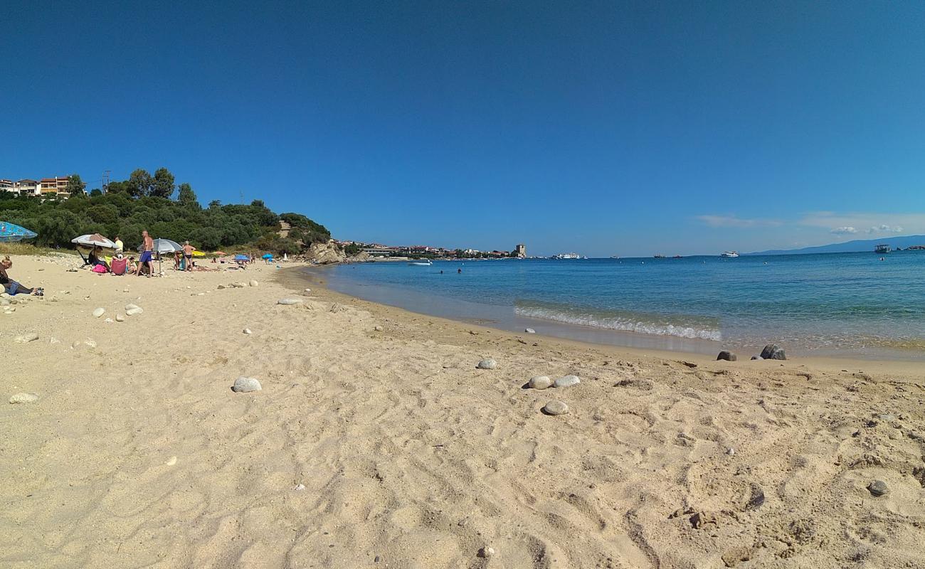 Foto de Paralia Ouranoupoli II con arena brillante y rocas superficie