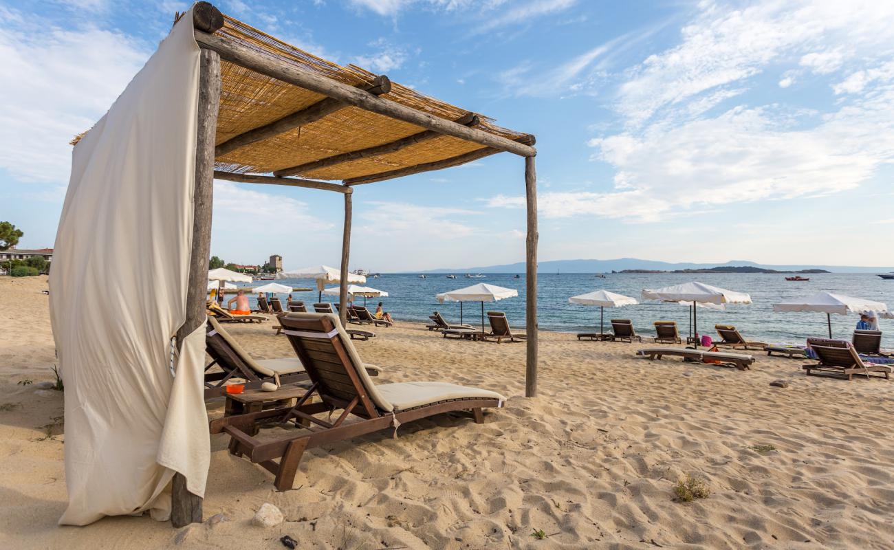 Foto de Paralia Ouranoupoli con arena brillante y rocas superficie