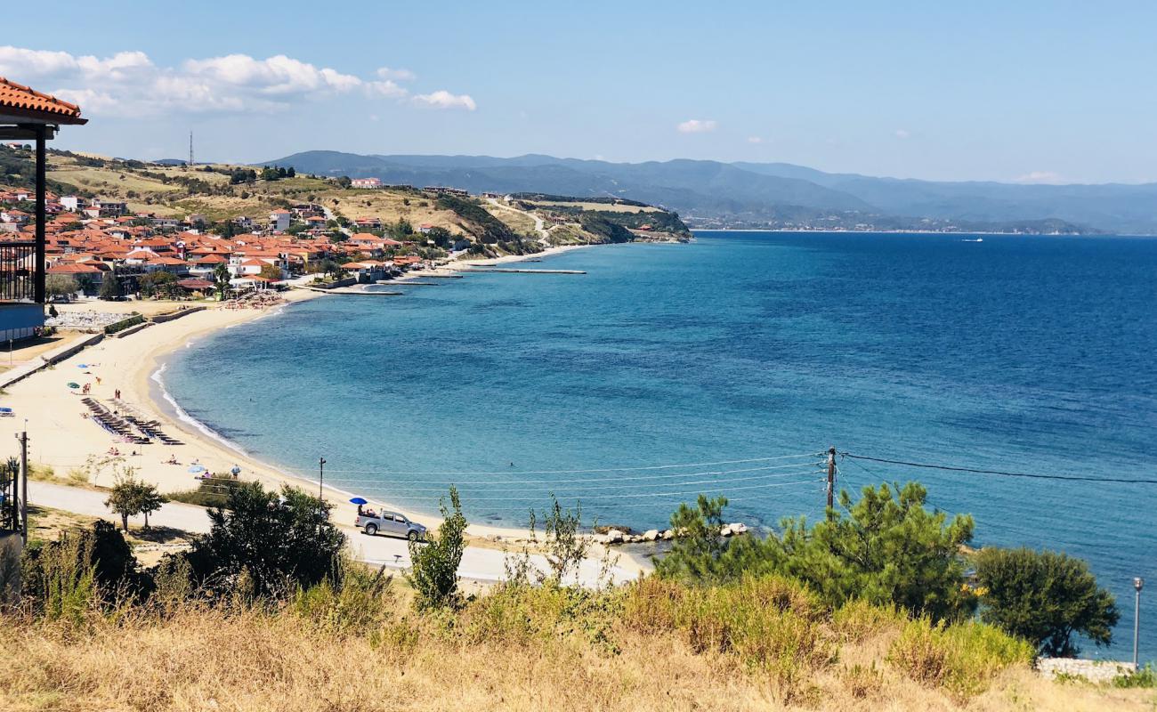 Foto de Nea Roda Beach con arena brillante superficie