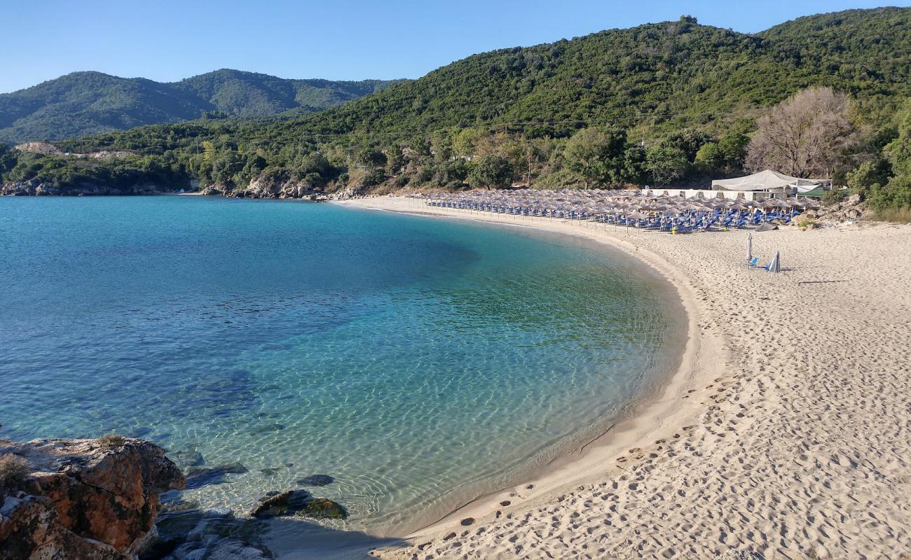 Foto de Playa de Proti Ammoudia con arena fina gris superficie