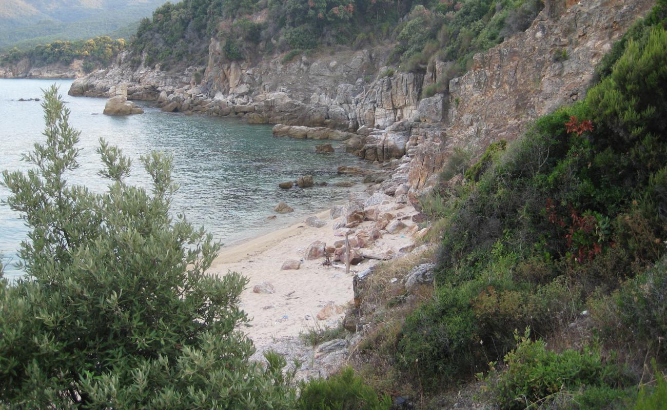 Foto de Stagira Beach con arena brillante y rocas superficie