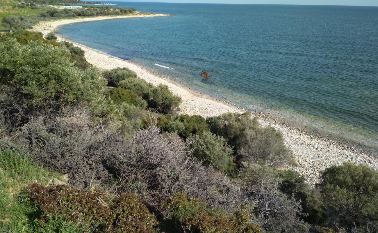 Foto de Achinopetra beach II con arena/guijarros blanco superficie