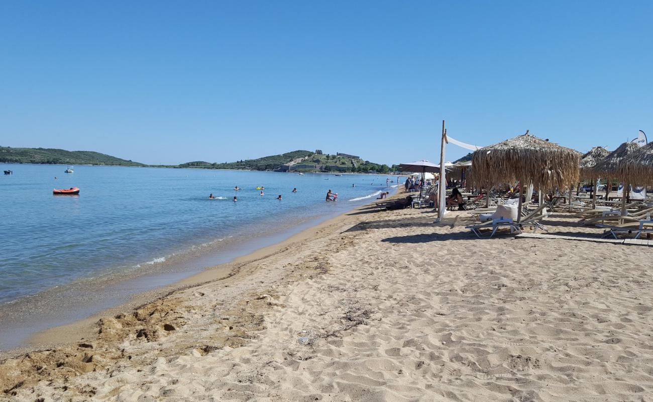 Foto de Nea Peramos beach con arena brillante superficie