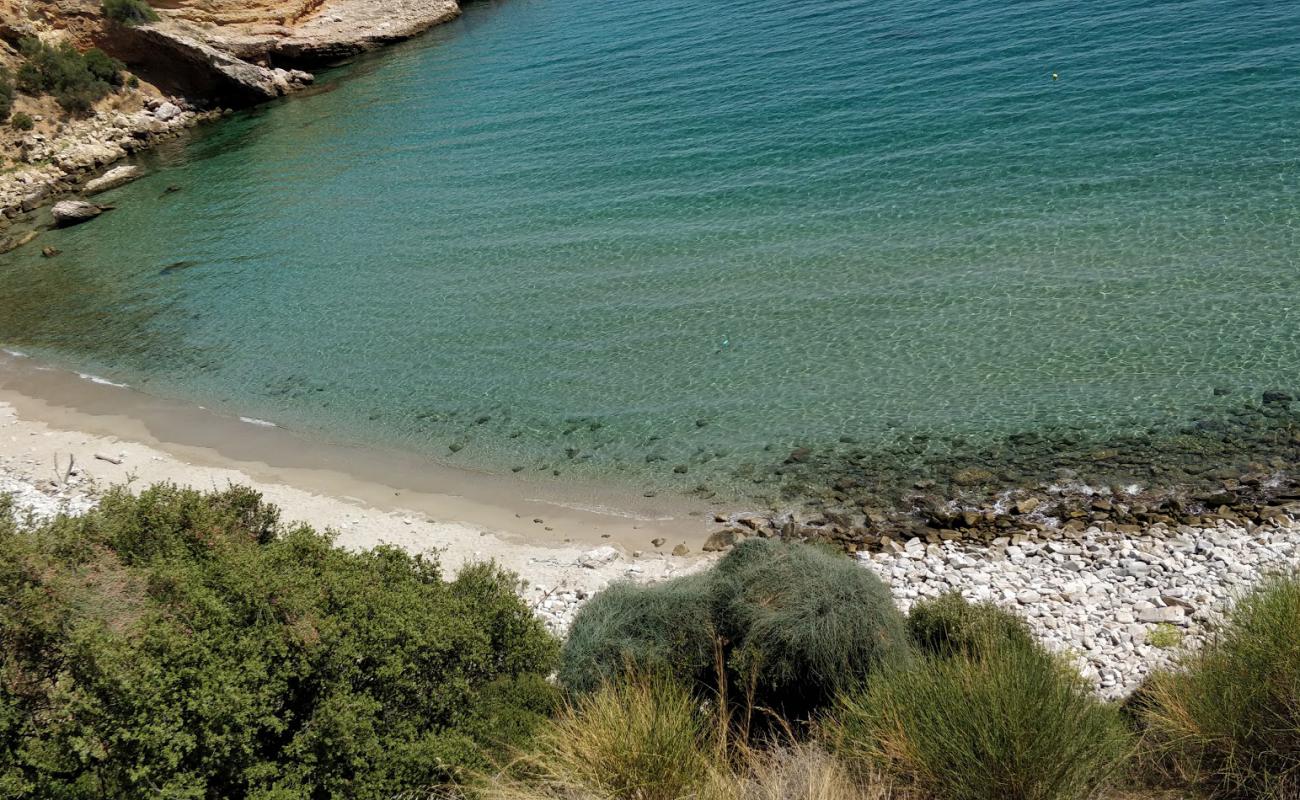 Foto de Red rocks beach con arena brillante y rocas superficie