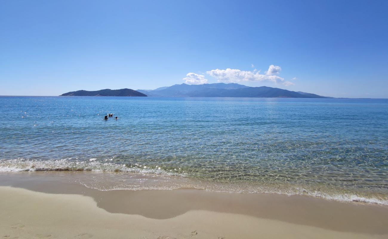 Foto de Keramoti beach con brillante arena fina superficie