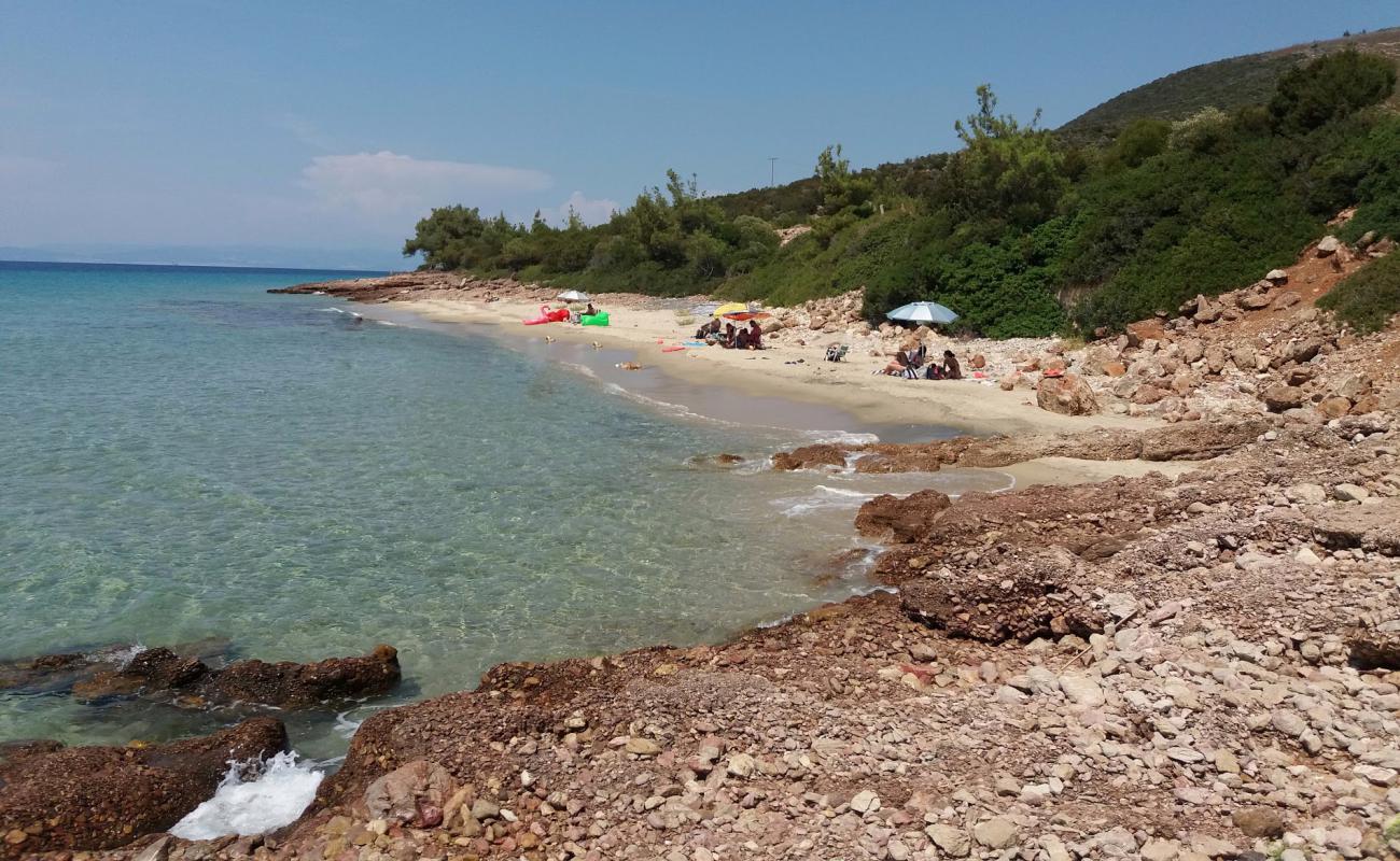 Foto de Peristeres beach con brillante arena fina superficie