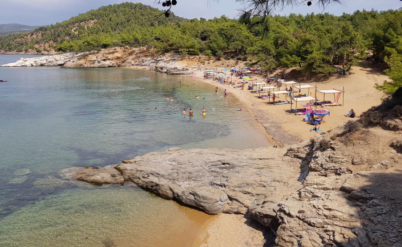 Foto de Salonikios beach con arena brillante superficie