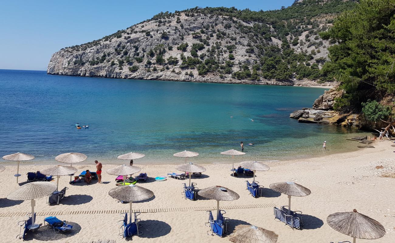 Foto de Arsanas beach con guijarro fino claro superficie