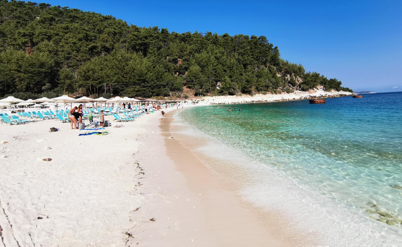 Foto de Playa de Porto Vathy con arena fina blanca superficie