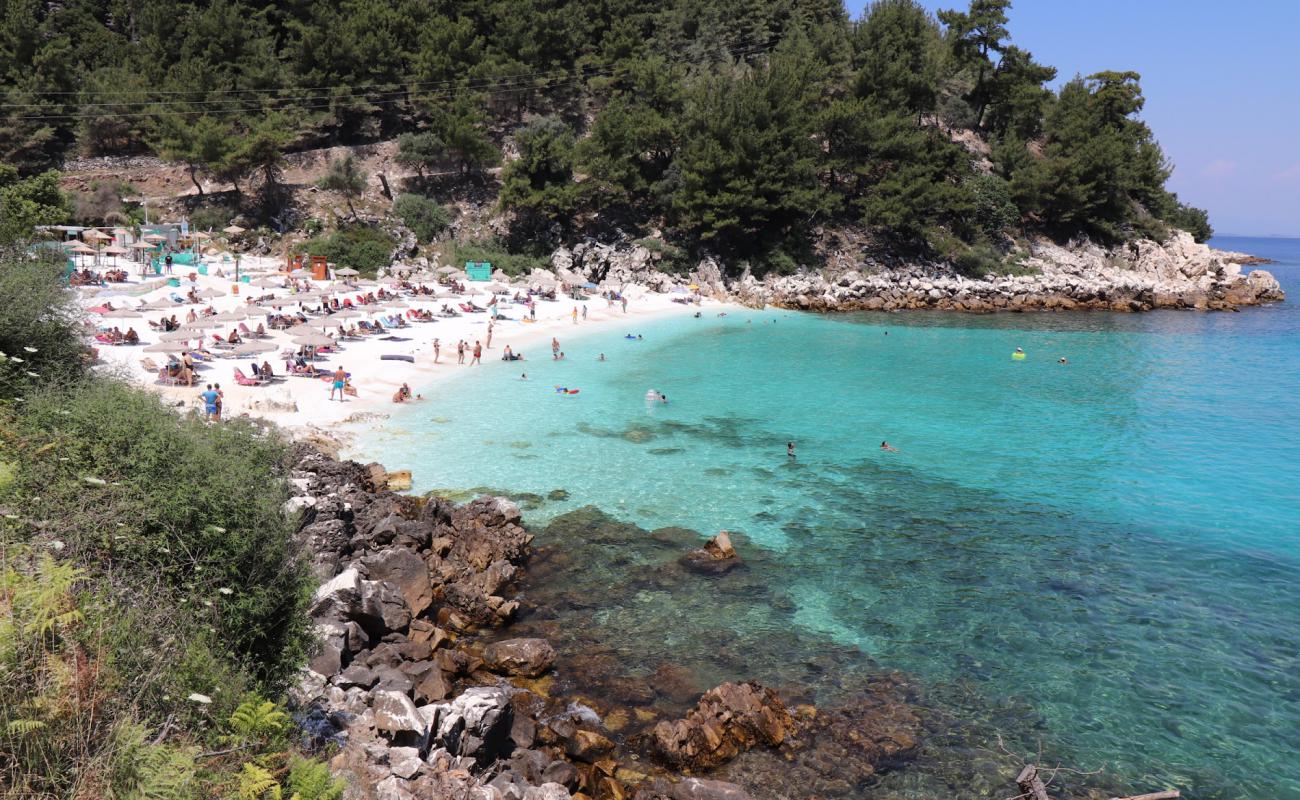 Foto de Playa Saliara con guijarro fino blanco superficie