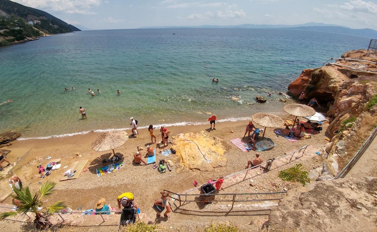 Foto de Loutra Edipsou beach con arena oscura superficie