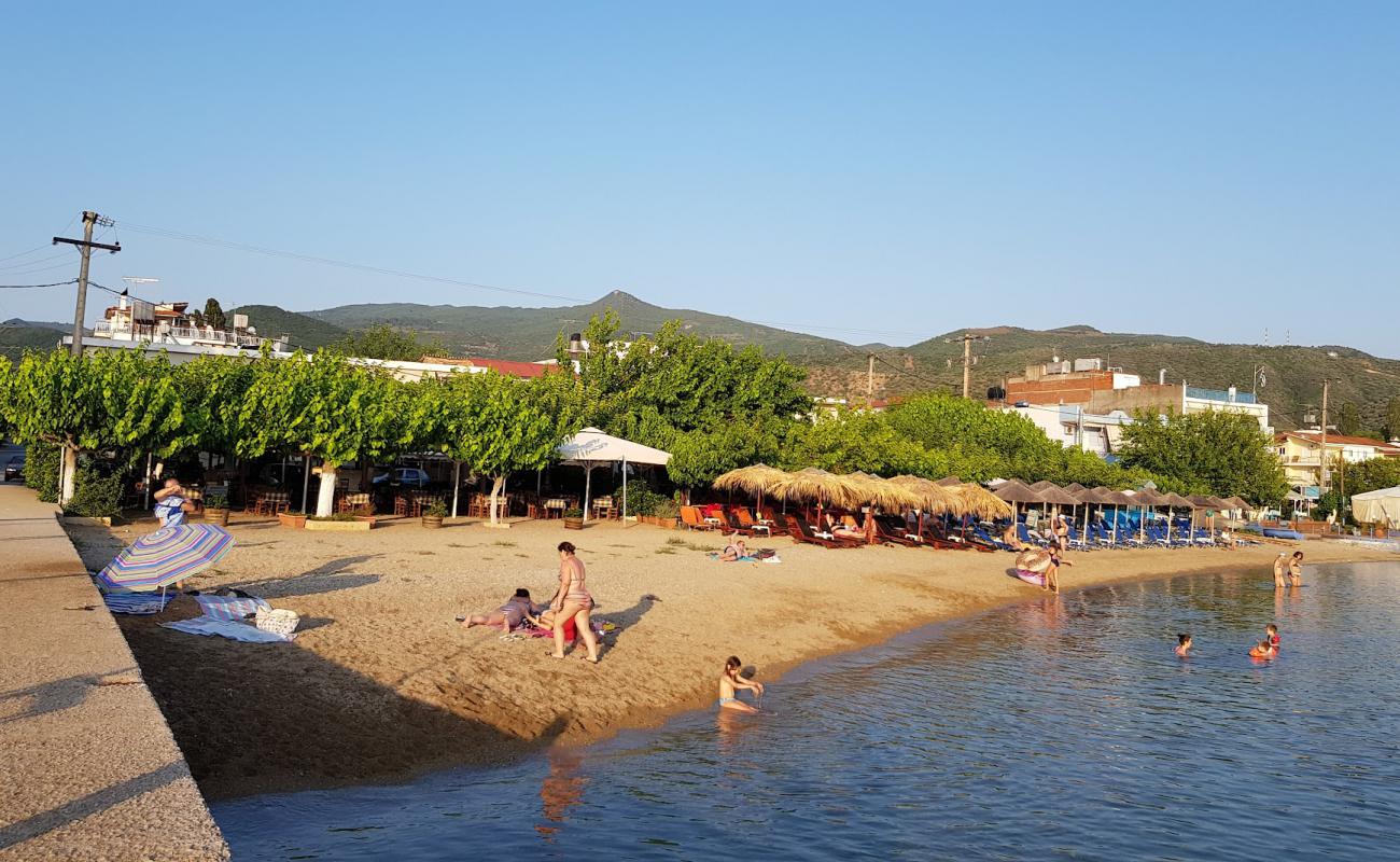 Foto de Agios Nikolaou beach con arena oscura superficie