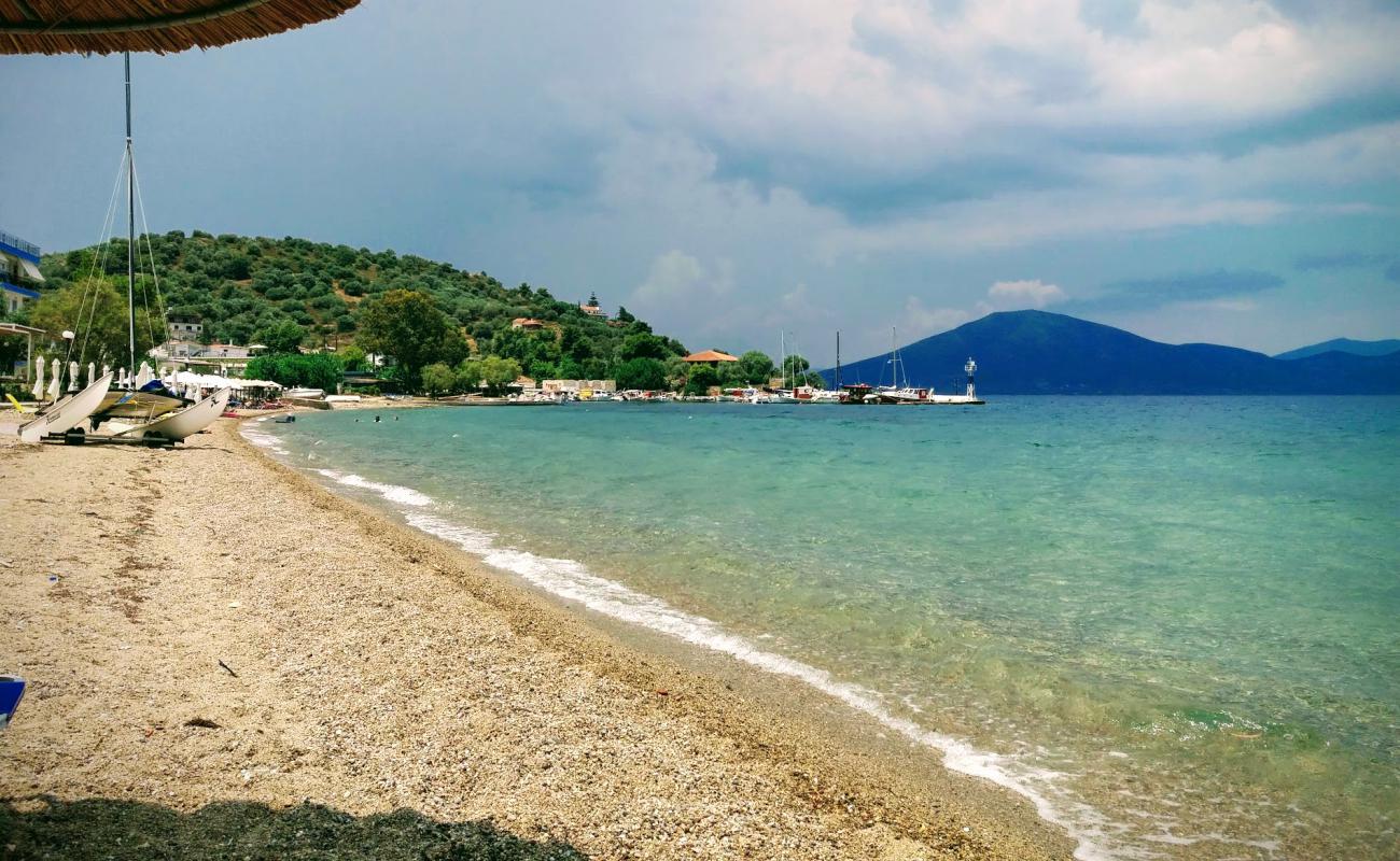 Foto de Neos Pirgos beach con guijarro fino claro superficie