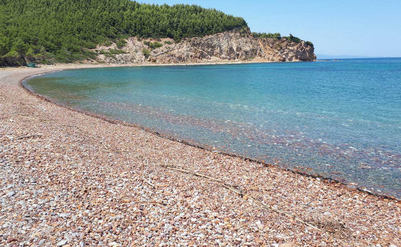 Foto de Mourtias beach con arena/guijarros negro superficie