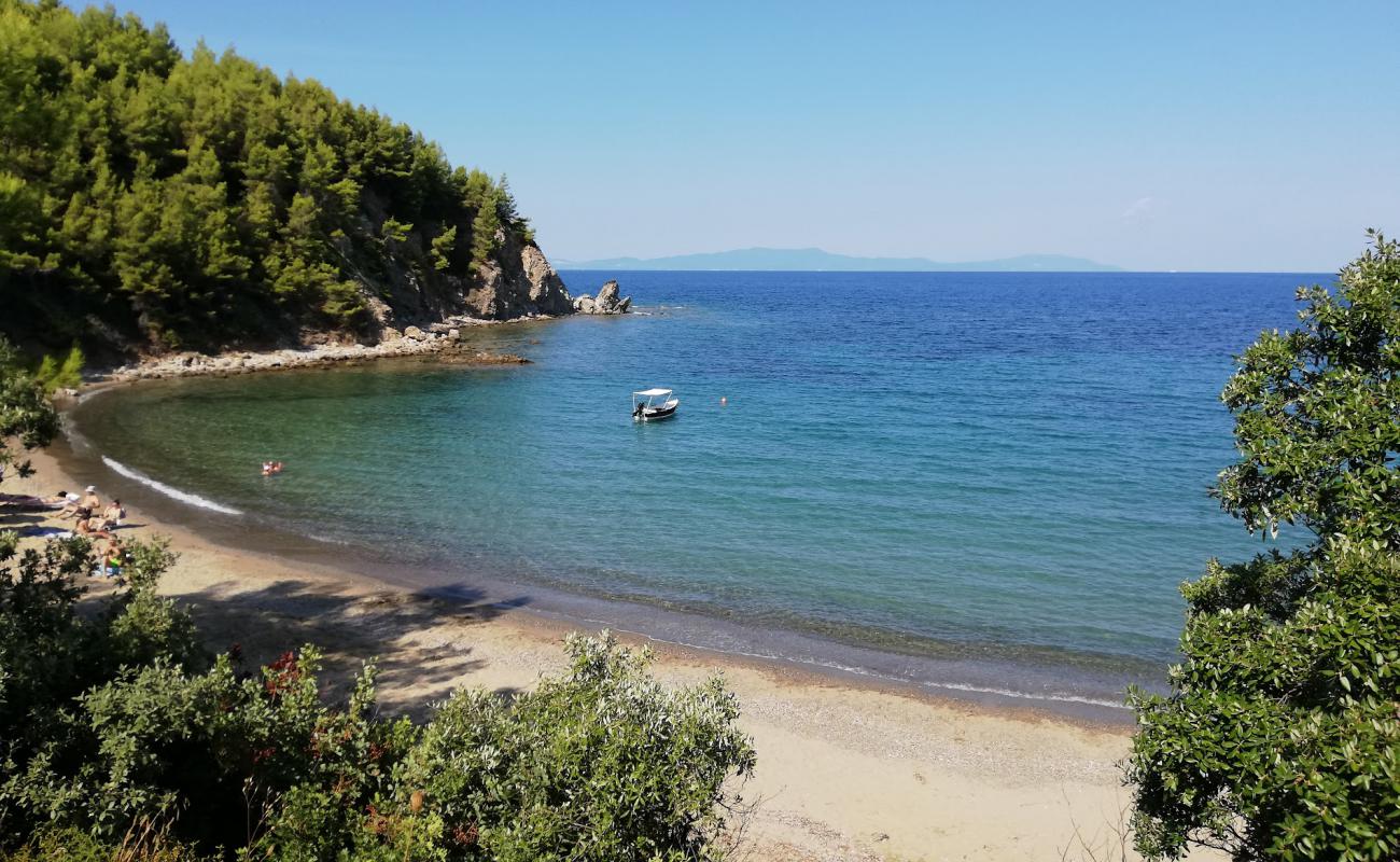 Foto de Cirmococcal beach con arena/guijarros negro superficie