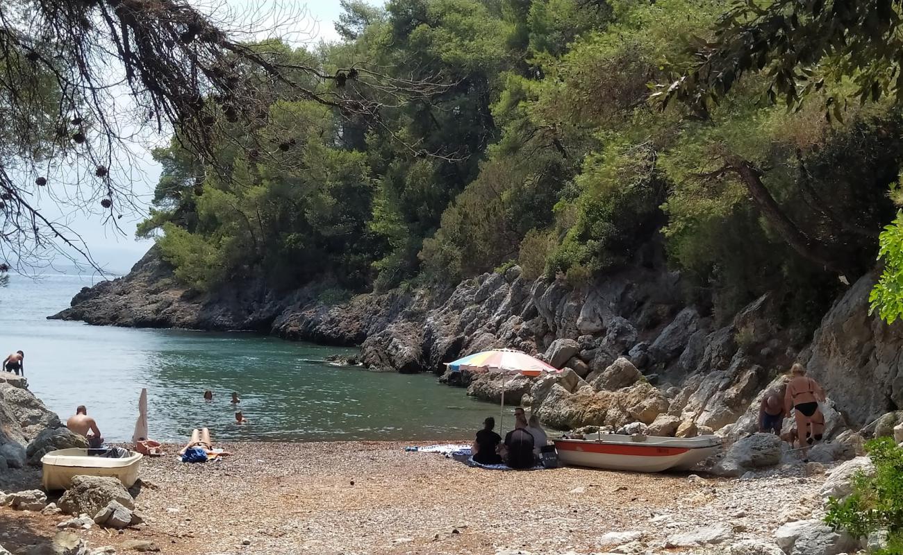 Foto de Agkali secret beach con guijarro fino oscuro superficie