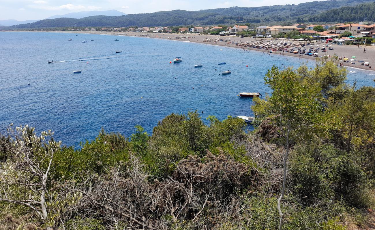 Foto de Agios Anna beach con guijarro fino oscuro superficie