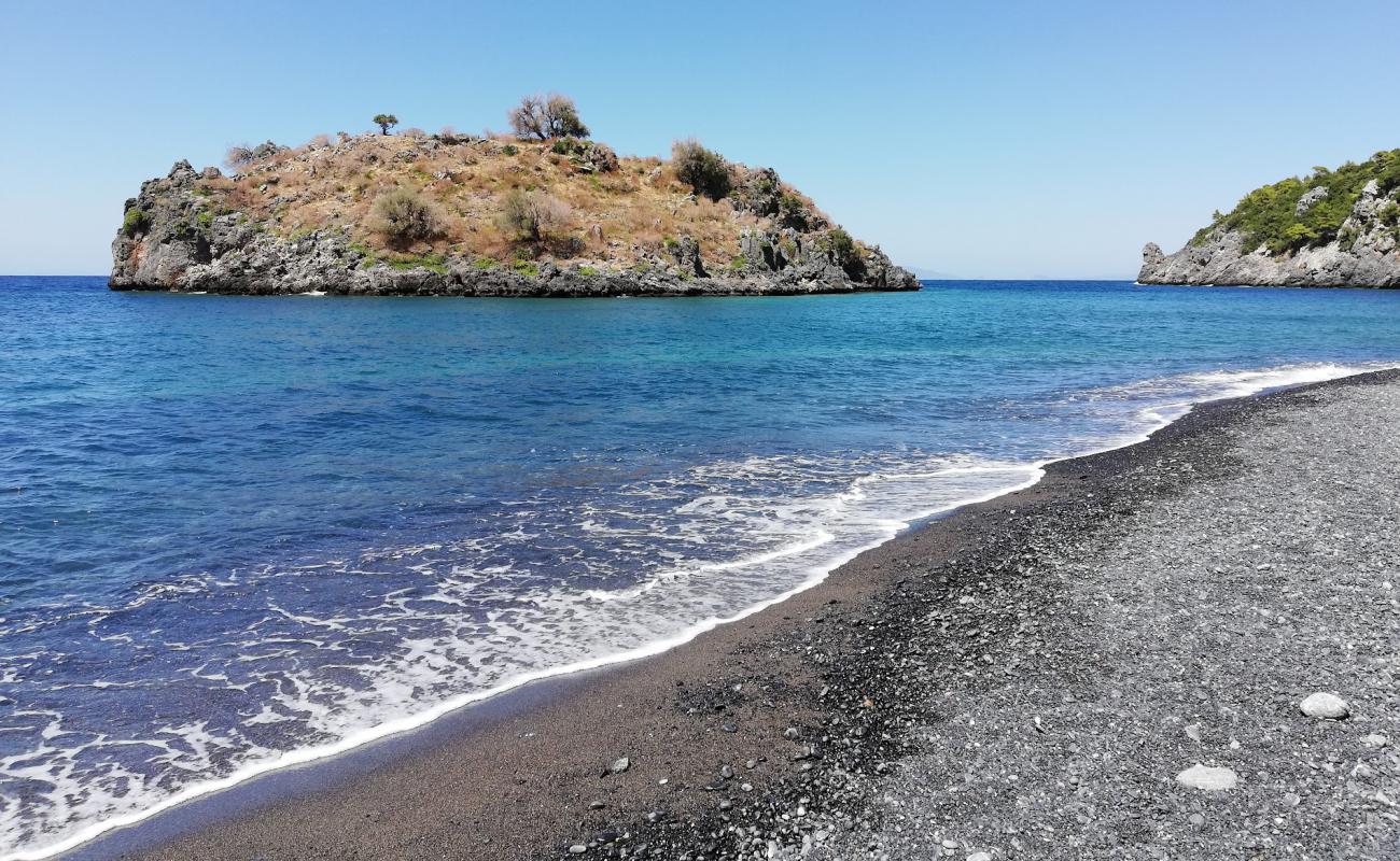 Foto de Sarakiniko beach con guijarro fino gris superficie