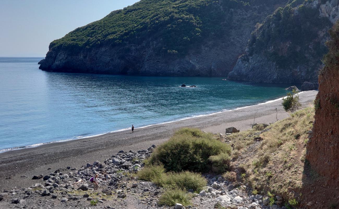 Foto de Playa de Vouvali con arena gris y guijarros superficie