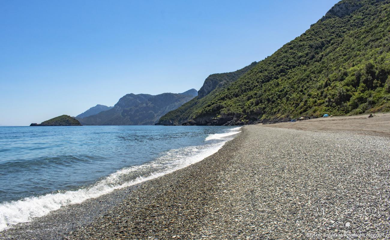 Foto de Playa Charalambu con guijarro fino gris superficie