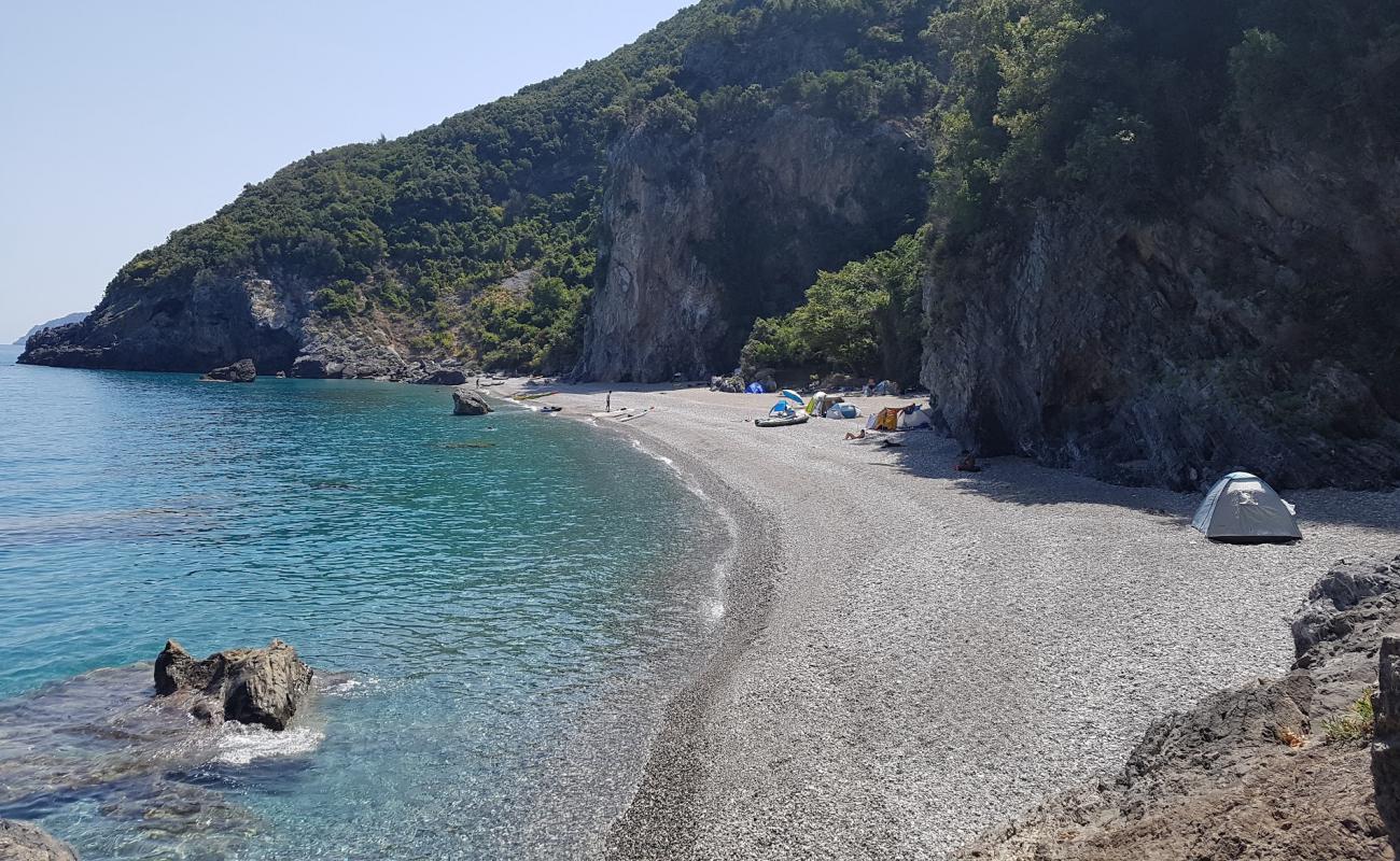 Foto de Playa Damianos con guijarro fino gris superficie