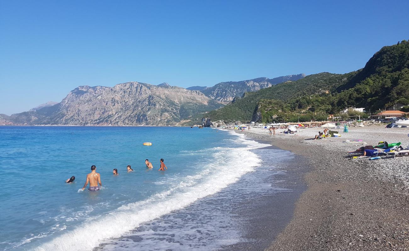 Foto de Chiliadou beach con guijarro fino gris superficie