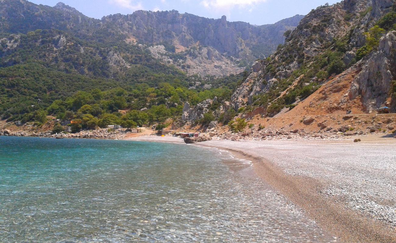 Foto de Playa Tsilaros con guijarro fino gris superficie