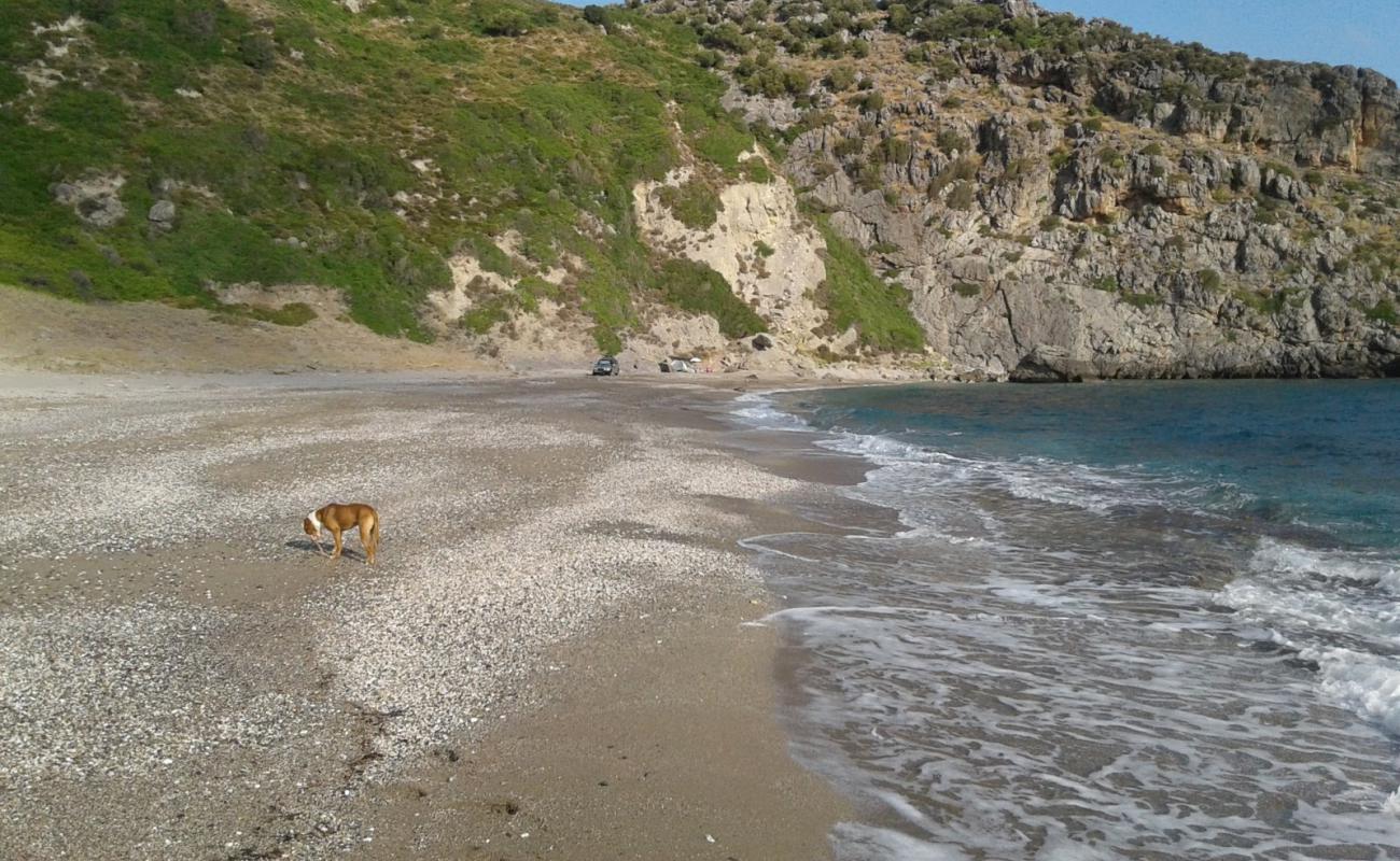 Foto de Mpournias beach con arena gris y guijarros superficie