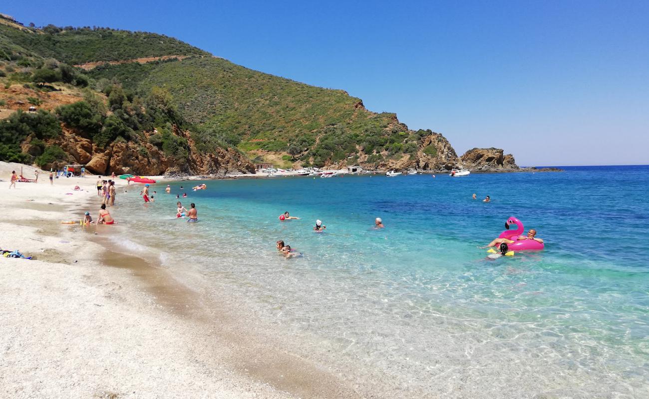 Foto de Kalamos beach con arena de concha brillante superficie