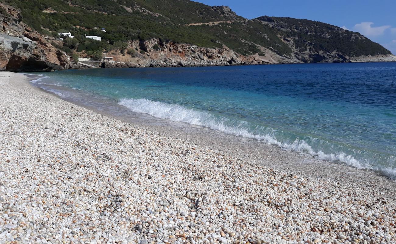 Foto de Varellaioi beach con arena de concha brillante superficie