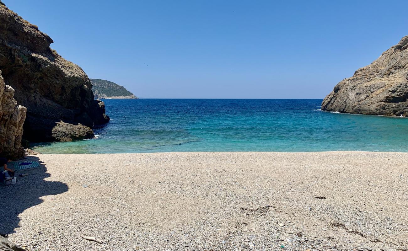 Foto de Konidavli beach con arena de concha brillante superficie