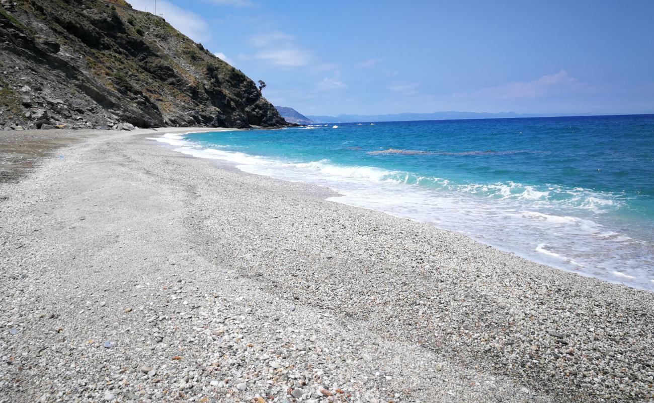 Foto de Kaliani beach con arena de concha brillante superficie