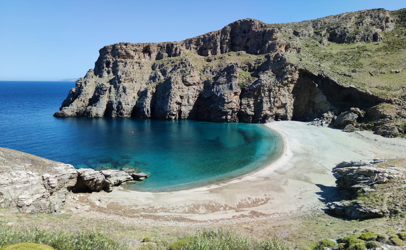 Foto de Archampoli beach con arena de concha brillante superficie